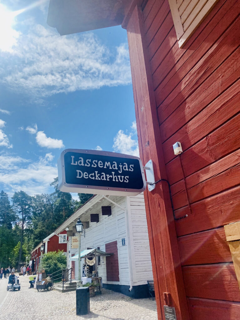 Bild på skylten till Lassemajas Deckarhus i Linköping.